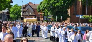 Read more about the article Święto Najświętszego Ciała i Krwi Jezusa-procesja ulicami miasta