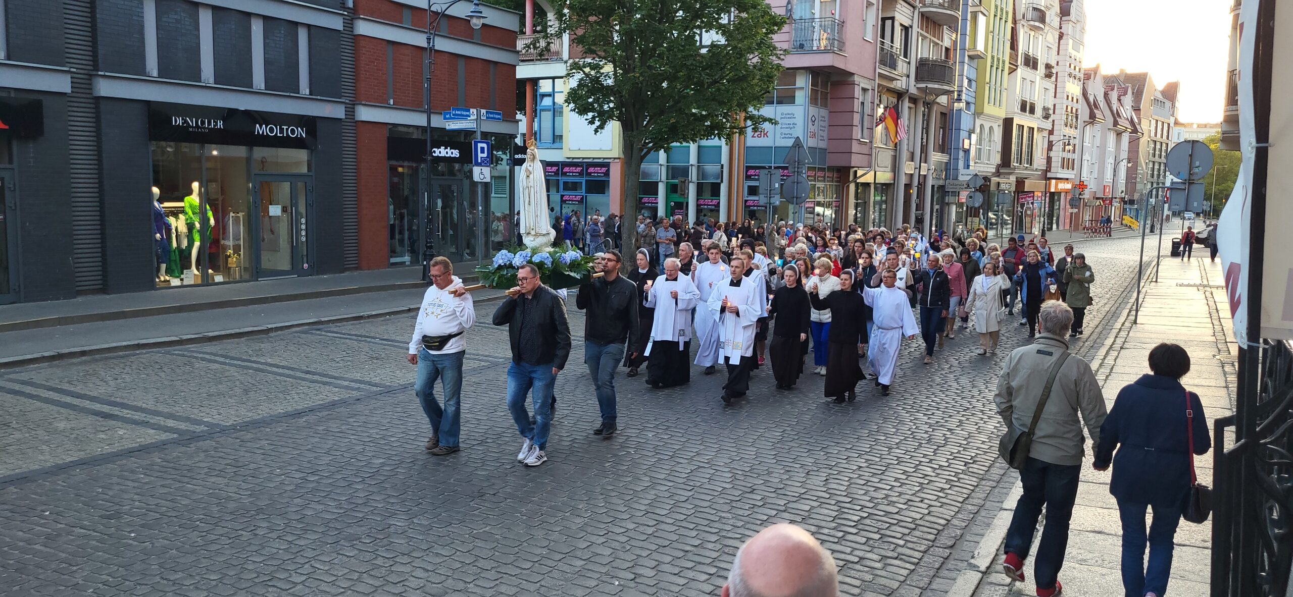 You are currently viewing Msza Święta, nabożeństwo fatimskie i procesja ze świecami ulicami miasta