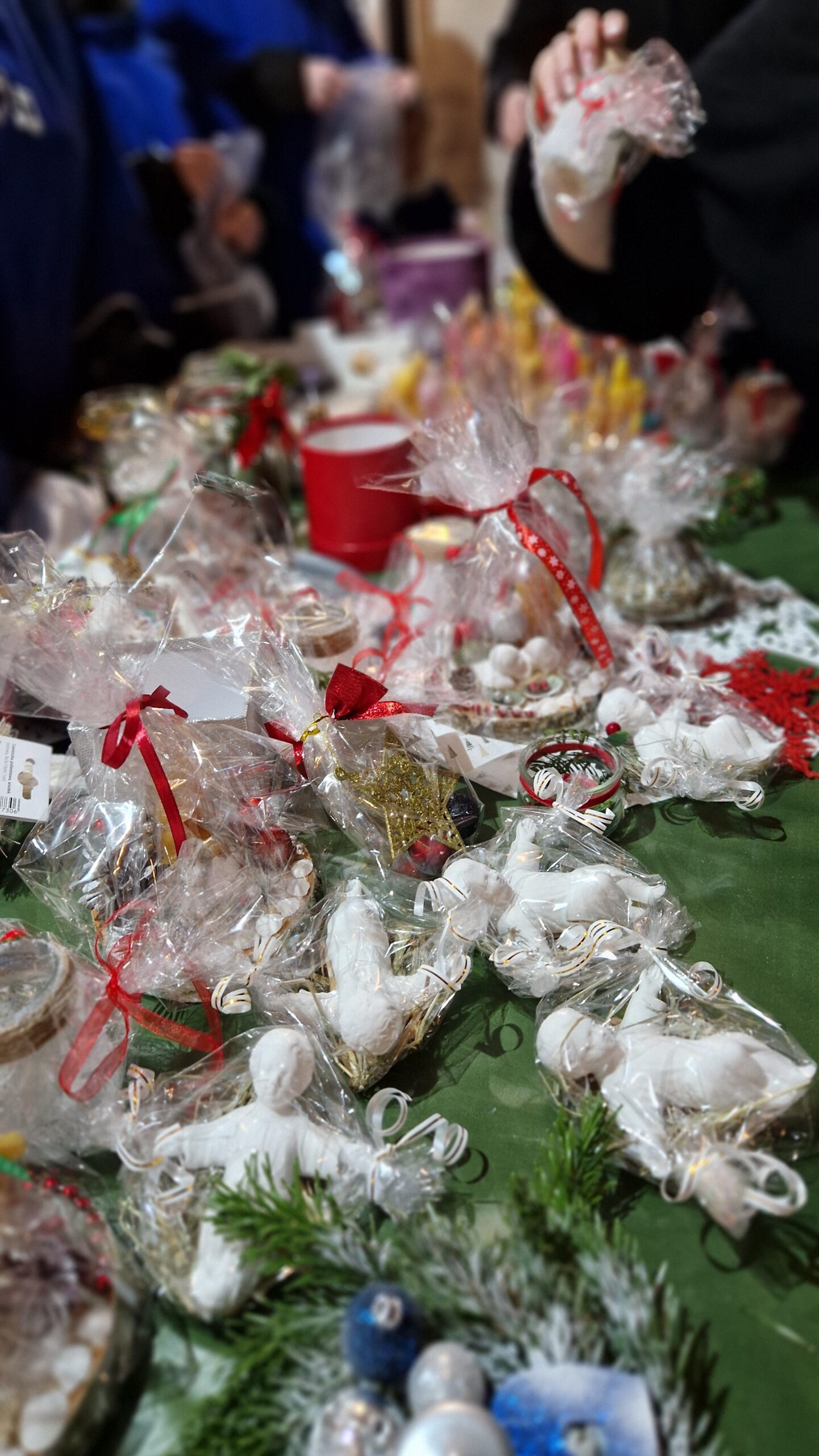 Read more about the article Kiermasz bożonarodzeniowy przygotowany przez dzieci ze scholi “Kołobrzeskie Nutki”