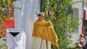 Read more about the article Uroczystość Najświętszego Ciała i Krwi Chrystusa (wideo)