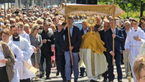 Read more about the article Kołobrzeg uczcił Boże Ciało uroczystą procesją (wideo)