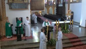 Read more about the article Proboszcz parafii pw. Św. Michała Archanioła w Podczelu ks. Marcin Wolanin oraz przedstawiciele parafii gościnnie w kołobrzeskiej bazylice