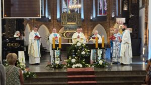 Read more about the article Odpust parafialny i modlitwa za Ojczyznę – uroczystości w parafii pw. Wniebowzięcia Najświętszej Maryi Panny