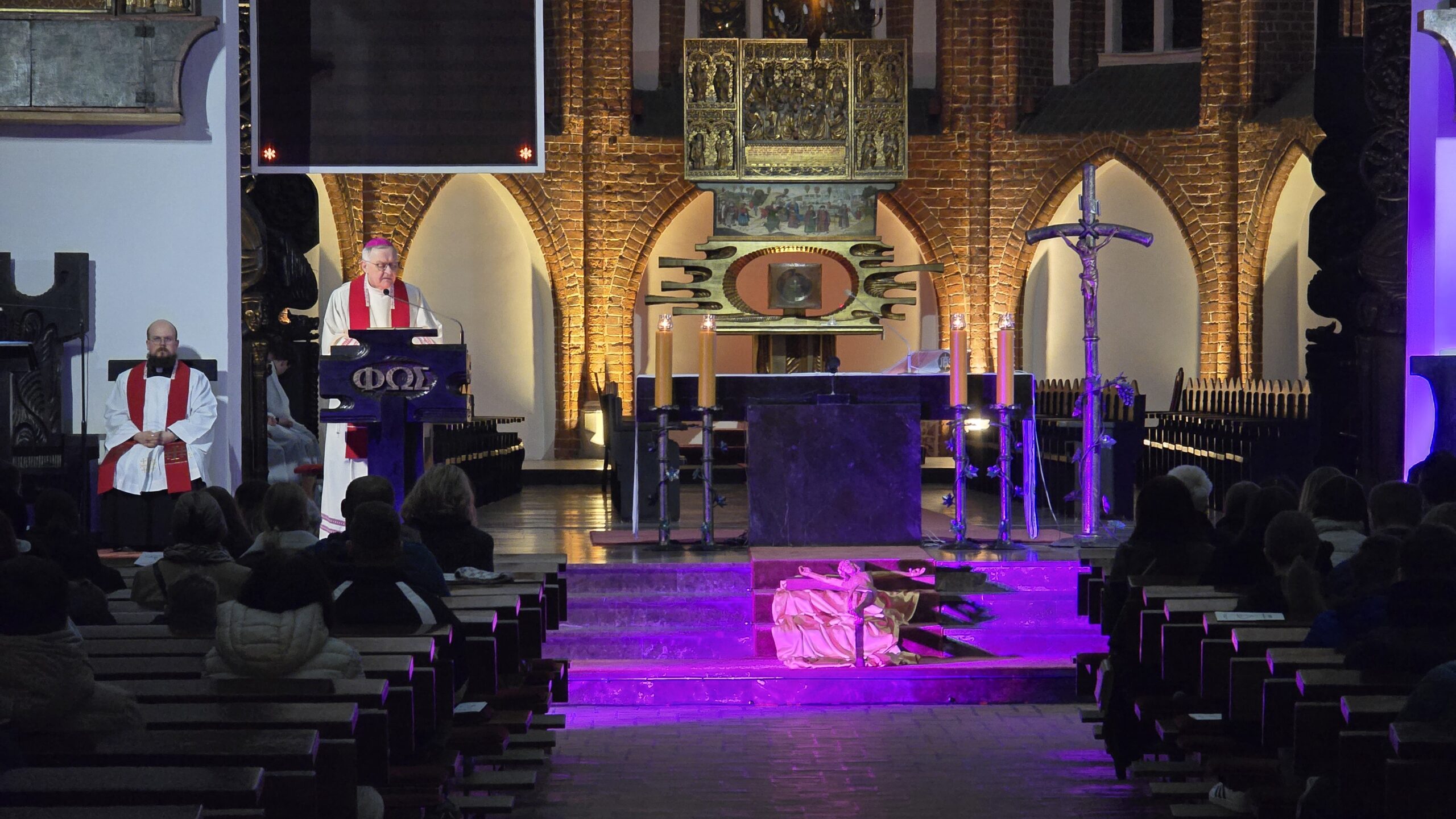 Read more about the article „Zatrzymaj miłość” – wielkopostne czuwanie młodzieży w Bazylice Kołobrzeskiej