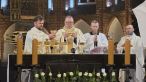 Read more about the article Wielki Czwartek – Msza Wieczerzy Pańskiej (wideo)